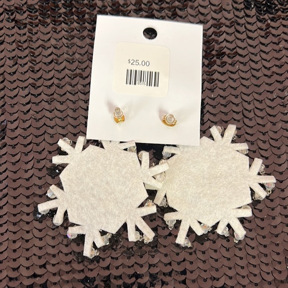 New Camel Threads Snowflake Earrings - Picture 3 of 3